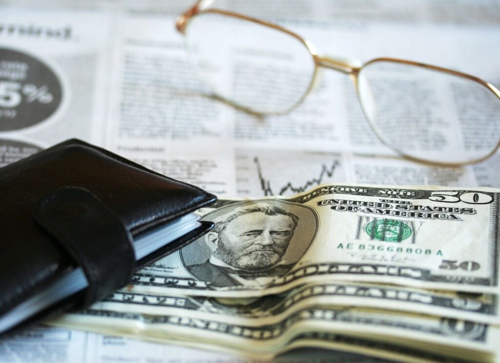 Comparison of cash-on-cash return and ROI for real estate investments
